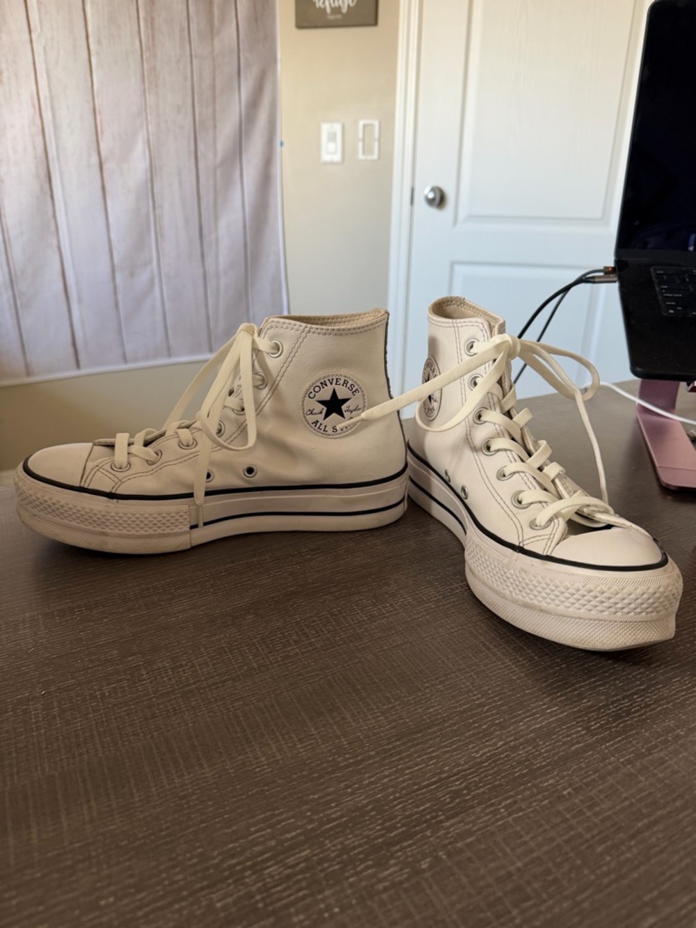 Converse Chuck Taylor All Star Platform Leather High Top
Sneakers Size 8 Women’s